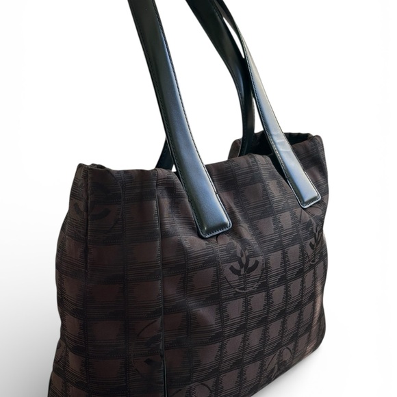 CHANEL Vintage New Travel line Tote bag in Brown - Picture 2 of 16
